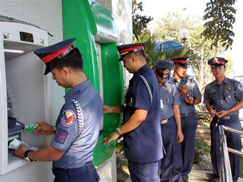 PNP personnel get 13th month pay .